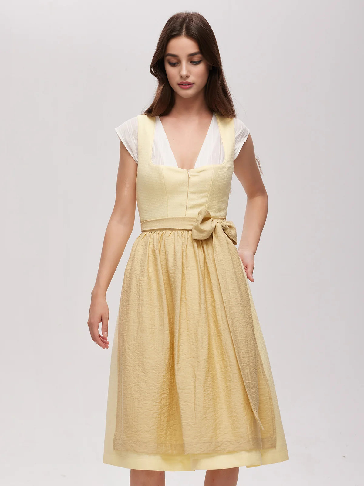 Kirkkaankeltainen dirndl: ilon ja eleganssin ilmaus